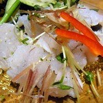焼鳥・元気 - さあ～、待ちに待った鱧コースの始まりですよ。
      最初の１品目です。
      鱧のあぶりです。
      皮の部分を軽くあぶっているって感じです。
      