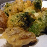 焼鳥・元気 - ２品目は、鱧の天ぷらとなっていました。
      鱧以外に椎茸や野菜も一緒に提供されました。