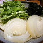 焼鳥・元気 - 鱧鍋の野菜達です。
      勿論、玉葱は淡路産ですよ。
      淡路の玉葱は美味しいですからね～。
      実は、美味しくて、直ぐに無くなってしまって追加しちゃいました。