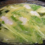 焼鳥・元気 - 野菜をタップリと入れてっと。
      さあ、鱧ちゃんを泳がせましょうか。
      いい感じで出来上がってきましたよ。
      もう、臭いがたまりません。
      この出汁の色って独特だと思いませんか？