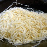焼鳥・元気 - 〆の素麺です。
      もう、お腹パンパンですよ。
      食べれません．．．．
      と、思っていたんですが、ツルツルって食べちゃいました。
      で、またまた、スープを飲んで．．．．．