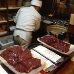 もつ焼 まるい - 炙る前のレバー