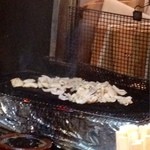 もつ焼 まるい - シロ焼き中