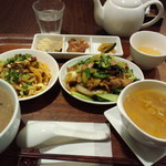 南青山エッセンス - 奥の料理が小さいんじゃない。手前にあるスープ&お粥がビックなのだ。