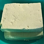 大本豆腐店 - 青畑のもめん豆腐（これで半分）