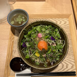 塩そば まえだ - ハーブ和えそば(冷) 向原農園生卵