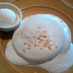 potto - マカダミアナッツソースのパンケーキにバニラアイスをトッピング