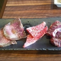一頭買焼肉 玄 浅草本店 - 3種盛りランチ肉（カルビ・ハラミ・タン塩）