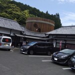 Tsukemono Dokoro Tsuruya - 外観　大きな桶が目につきます。