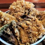 矢吹 - 良く揚げと浅く揚げられた具材がある。