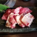 Teburu Oda Baikingu Yakiniku Oudou - 上カルビとロース