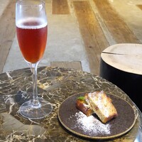 Grand Bleu Gamin - ウエルカムドリンク：スパークリングワイン、ナッツのケーキ