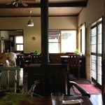 Sanshuyu - 薪ストーブが目に飛び込む落ち着いた店内