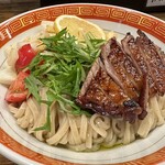 麺や一芯 - ■【限定】スモークチキンと燻製チーズとフルーツトマトの冷やしまぜそば¥1,100