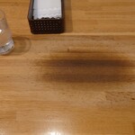 レストラン泉屋 - テーブルの焦げは熱々の証