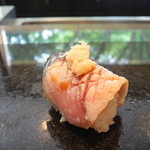 鮨あんりえるるかん - 〆サバの握り（ゴマサバ）