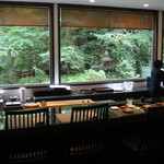 鮨あんりえるるかん - 大きなガラス窓越しにα波が出まくりのカウンター席