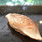 鮨あんりえるるかん - 炙りカマスの握り