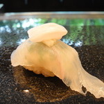 鮨あんりえるるかん - 平目の握り　えんがわトッピング