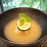 鮨あんりえるるかん - ランチのコース「色」のお椀（鱧と松茸の真薯と茄子のすり流し）