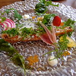 French Hana - ランチコース：２９５０円(税込)前菜：有機野菜をたっぷり使った魚介のサラダ仕立てメニュー(’13.7月にて)