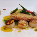French Hana - メインデッシュ:金目鯛のポワレとホタテ添え