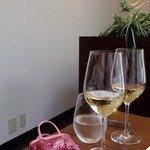 French Hana - 店内～白ワインも美味しいです♪メニュー(’13.7月にて)