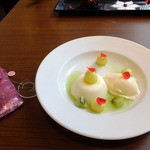 French Hana - デザート：ココナッツを使ったブランマンジェにフレッシュフルーツのソースを添えて