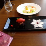 French Hana - デザート：あたたかく柔らかいチョコレートケーキにいちごのソルベを添えて