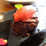 French Hana - デザート：あたたかく柔らかいチョコレートケーキにいちごのソルベを添えて