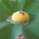 京料理いしす 自由が丘 - コーンポタージュのふわふわ　ハスの葉の露に見立てた鰹出汁ジュレで