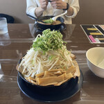 豚人なかまる - 料理写真:手前:とこ豚骨ラーメン（全部のせ）、奥:とこ豚骨ラーメン（トッピング無）