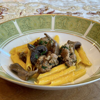 クリマ ディ トスカーナ - ガルガネッリ 熟成豚サルシッチャ フランス ピエブルー
                      ガルガネッリの筒状の中に、サルシッチャやピエブルー（和名ムラサキシメジ）から出た美味しいエキスが入り、アルデンテの食感と共に美味しさ炸裂！！