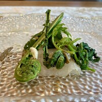 クリマ ディ トスカーナ - 函館アイナメ こごみ ミズ 行者ニンニク 新玉ねぎ 新ショウガ
                    夏に向けて旬を迎えるアイナメ 、そこに合わせるのは天然の山菜達、まさに春らしい料理、アイナメ の白身に山菜の緑色が彩り良いですね。