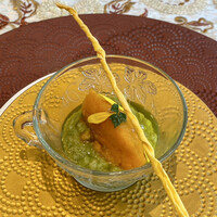 クリマ ディ トスカーナ - パッパヴェルデ バジルの香り ティアラムトマト ソルベット
                    バジルのソースのパン粥に、トマトのソルベをのせたパッパヴェルデ、冷んやりしたトマトのソルベの甘みにバジルの爽やかさが、春らしい演出です♪