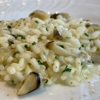 クリマ ディ トスカーナ - リゾット 熊本 マテ貝 秋田姫竹
                    マテ貝のあさりに似て旨味が濃く癖のない美味しさを、リゾット米がたっぷりと吸い込んでいます。
                    チーズの使い方が絶妙、リゾットとして完成された料理の名脇役を担っています♪