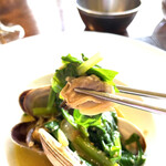 ル・ゴロワ フラノ - アサリも身が厚く行者ニンニクのシャキシャキ感とあいますね。