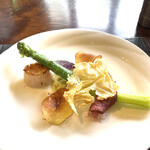 ル・ゴロワ フラノ - ホタテ、アスパラ、チップス、ヤリイカソテー、チーズガレット、ペアネーゼ