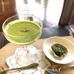 ル・ゴロワ フラノ - グリーンアスパラ冷製ポタージュとチビホタテのエスカルゴ風