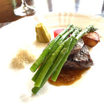 ル・ゴロワ フラノ - 標茶産「星空の黒牛」の薪火焼きとアスパラ、付け合わせのナスは素揚げに、ジャガイモもホクホク、山わさびがピリッとして良いアクセント