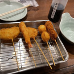 庄や - 串カツ５本盛り〔左から、玉ねぎ・海老・レンコン・うずら・豚ヘレ〕