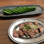 庄や - きゅうりの一本漬とトロレバー刺