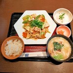 大戸屋 - 2023年5月5日(金)イカと彩り野菜のＸＯ醤炒め1,350円・とろろ110円・麦味噌汁＋180円