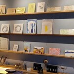 綴る。 - 通路側の壁にはショーケースと棚があり、レターセットやペンなとを販売されています