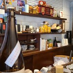 綴る。 - 店内装飾はコンパクトでライトグレーな壁にダークウッドの木製棚で重くなり過ぎ無い程好い隠れ家な雰囲気を醸しています