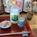 綴る。 - お通し①蒸し鶏胸肉、舞茸載せ 
            薄味でサッパリしており好み
            お酒①茶醸酒CHAWARI×LIBROMおりがらみ(福岡)
            ほんのり甘くてフルーティー
            
            ちょっぴりクールで可愛らしい器も素敵です