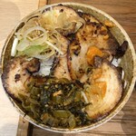 Nanahoshi dou - 赤星定食のライスに別皿のチャーシューと高菜を乗せてミニ丼にしました