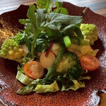 Chabudai Baru Hachikome - [DINNER MENU]季節野菜のサラダ　580円（税込638円）