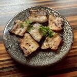 Chabudai Baru Hachikome - [DINNER MENU]自家製ベーコンの炙り580円（税込638円）