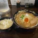 Sakanatobutatokurosambei - 魚豚骨ラーメン
                        白ご飯